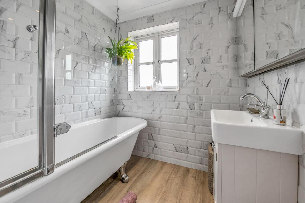 Stylish 3 Bedroom Townhouse For 5 Guests, Set In The Medieval Grid With Off Street Parking Bury St. Edmunds Exterior photo